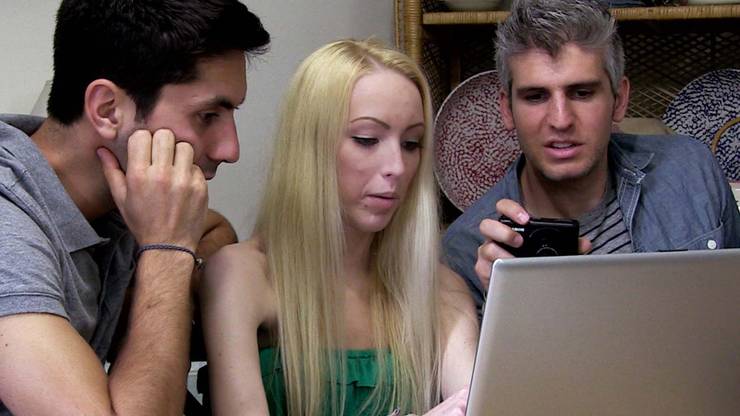 Nev-Max Joseph y Jesse-mirando-un-ordenador-pantalla