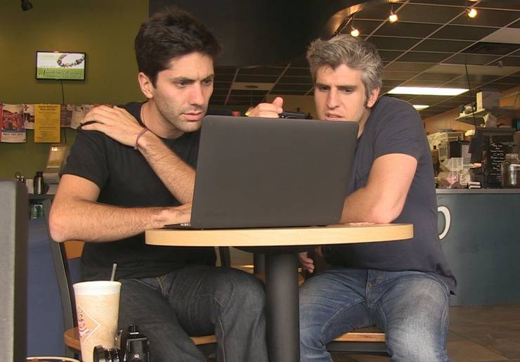 Nev y Max- mirando a un ordenador-.pantalla