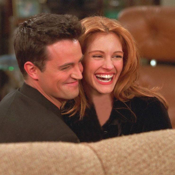 5-Via-NYDailyNews-Julia-Roberts-and-Matthew-Perry-on-the-couch-on-set-of-Friends-Tidbits-About-Guest-Appearances-On-Friends.jpg (740×740)