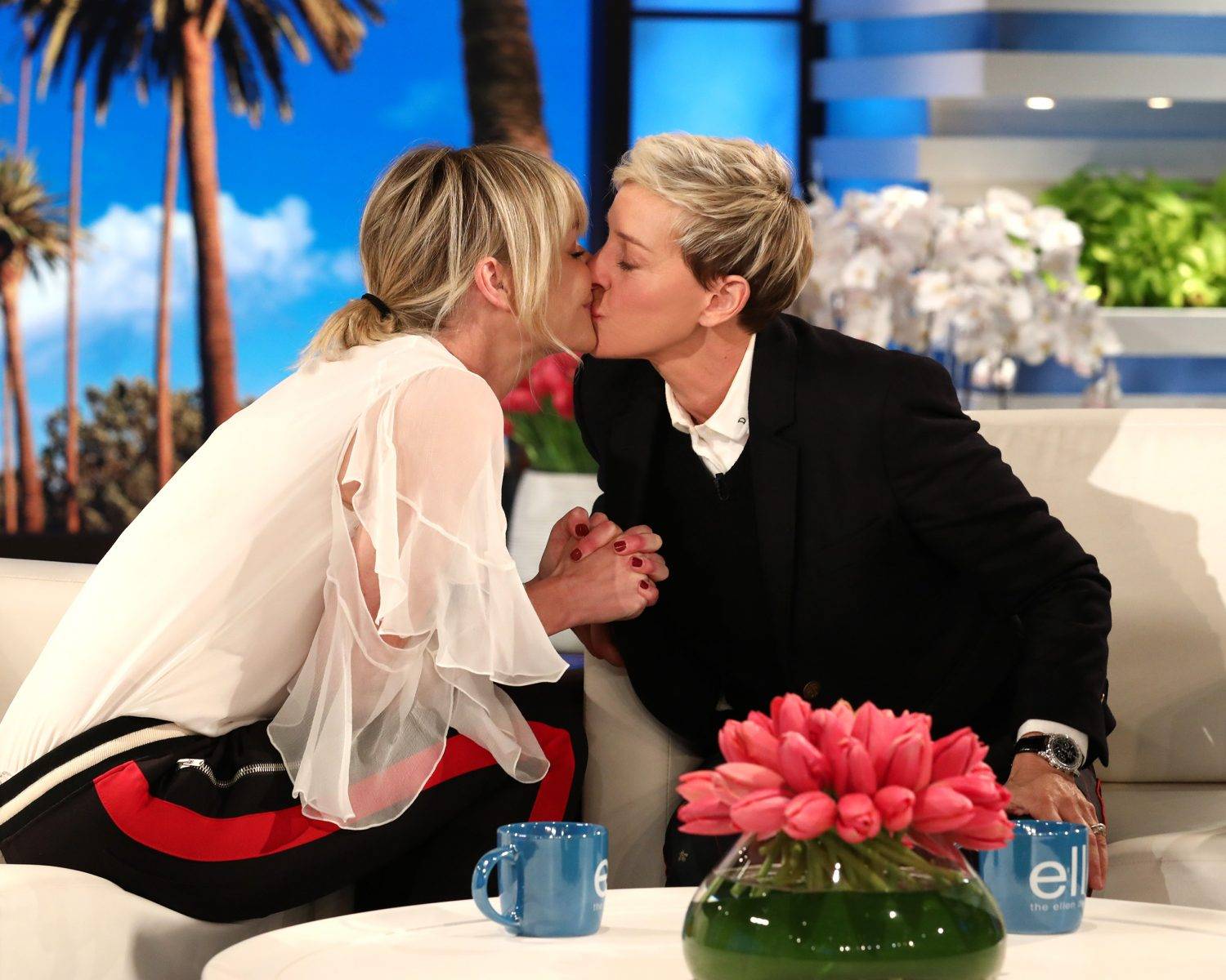 Ellen a Portia se líbají