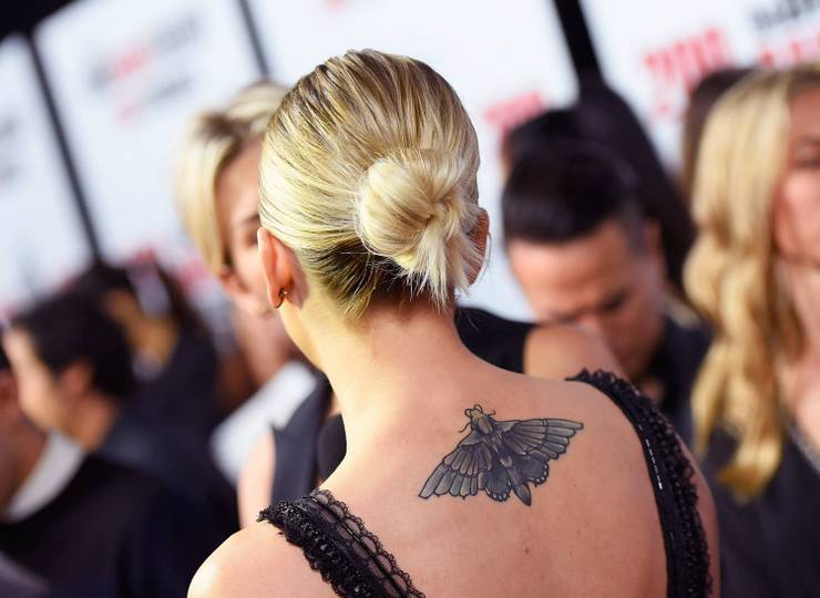 Kaley Cuoco tatouage dos papillon de nuit
