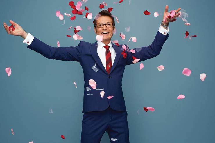 Randy Fenoli throwing rose metals