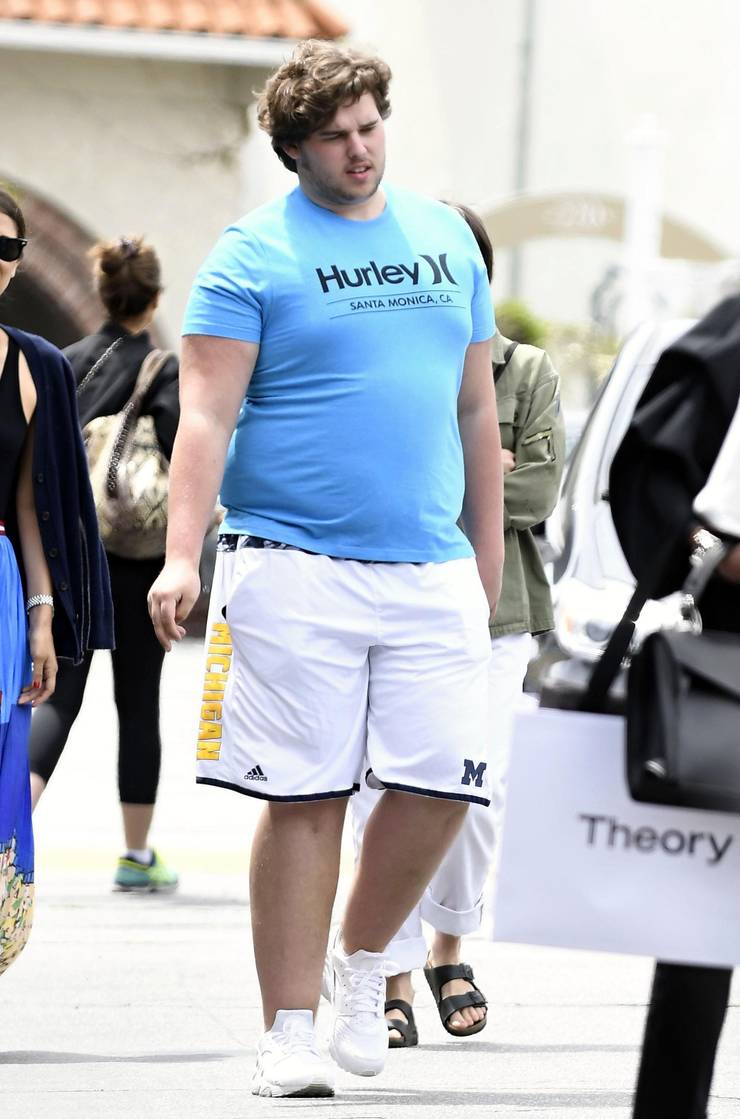Christopher Schwarzenegger in einem blauen T-Shirt