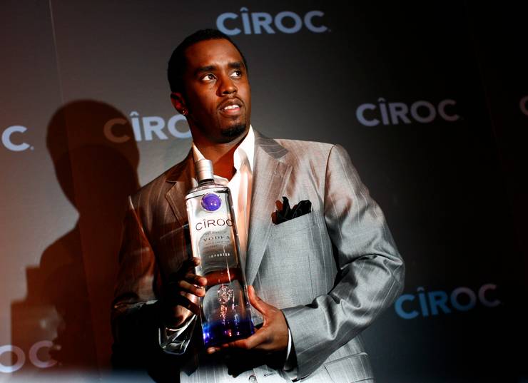 Sean "Diddy" Combs pose avec une bouteille de vodka Ciroc avant une conférence de presse annonçant son alliance avec la société de spiritueux Diageo à New York"Diddy" Combs poses with a bottle of Ciroc vodka before a press conference announcing his alliance with the Diageo spirits company in New York