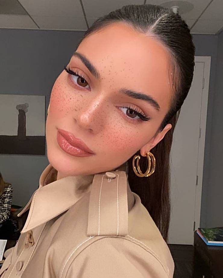 Kendall Jenner con le lentiggini e la pelle luminosa