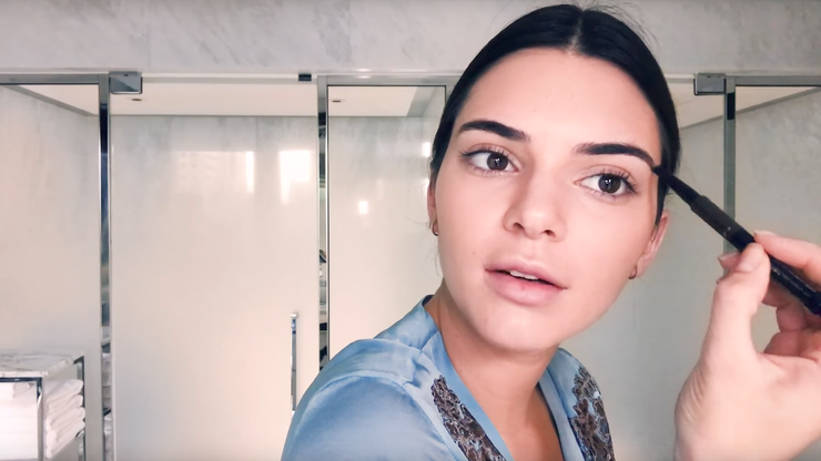 Kendall Jenner applicazione del sopracciglio del prodotto