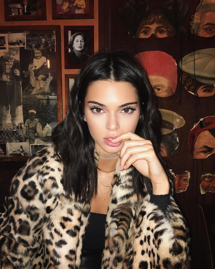 Kendall Jenner indossare mascara